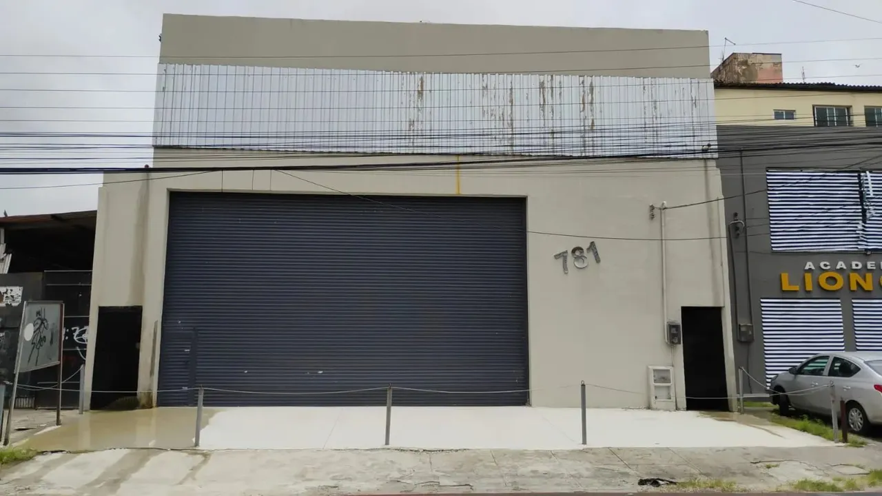 Imóvel para aluguel possui 600 metros quadrados em Montese - Fortaleza - CE