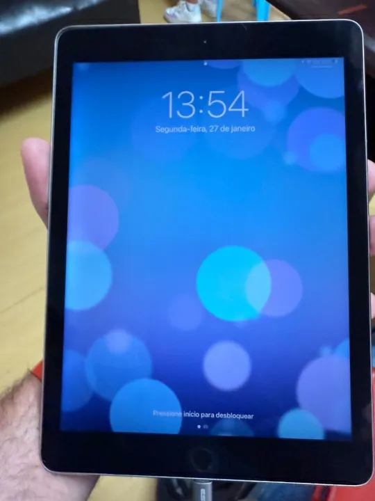iPad Air 2 modelo A1566, com 128 Gb de memória apenas Wi-Fi.