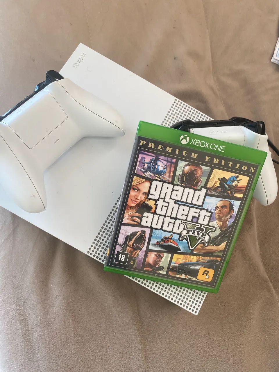 XBOX ONE S 1TB - 2 Controles + GTA v - Com defeito