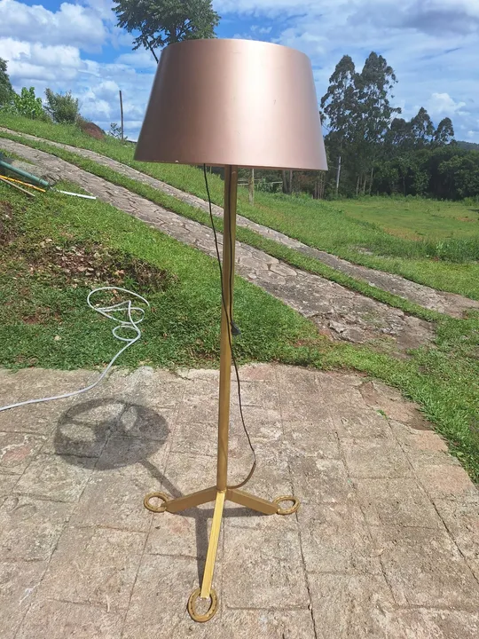 Luminária de chão moderna em dourado