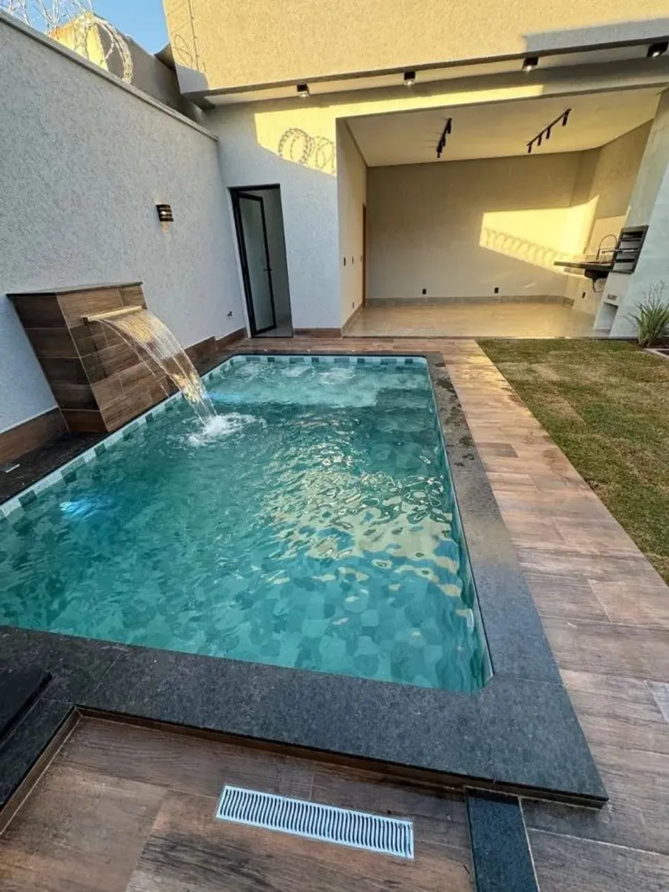 Casa com Piscina à Venda em Goiânia, 3 Quartos (2 Suítes)