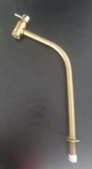 Torneira alta dourado