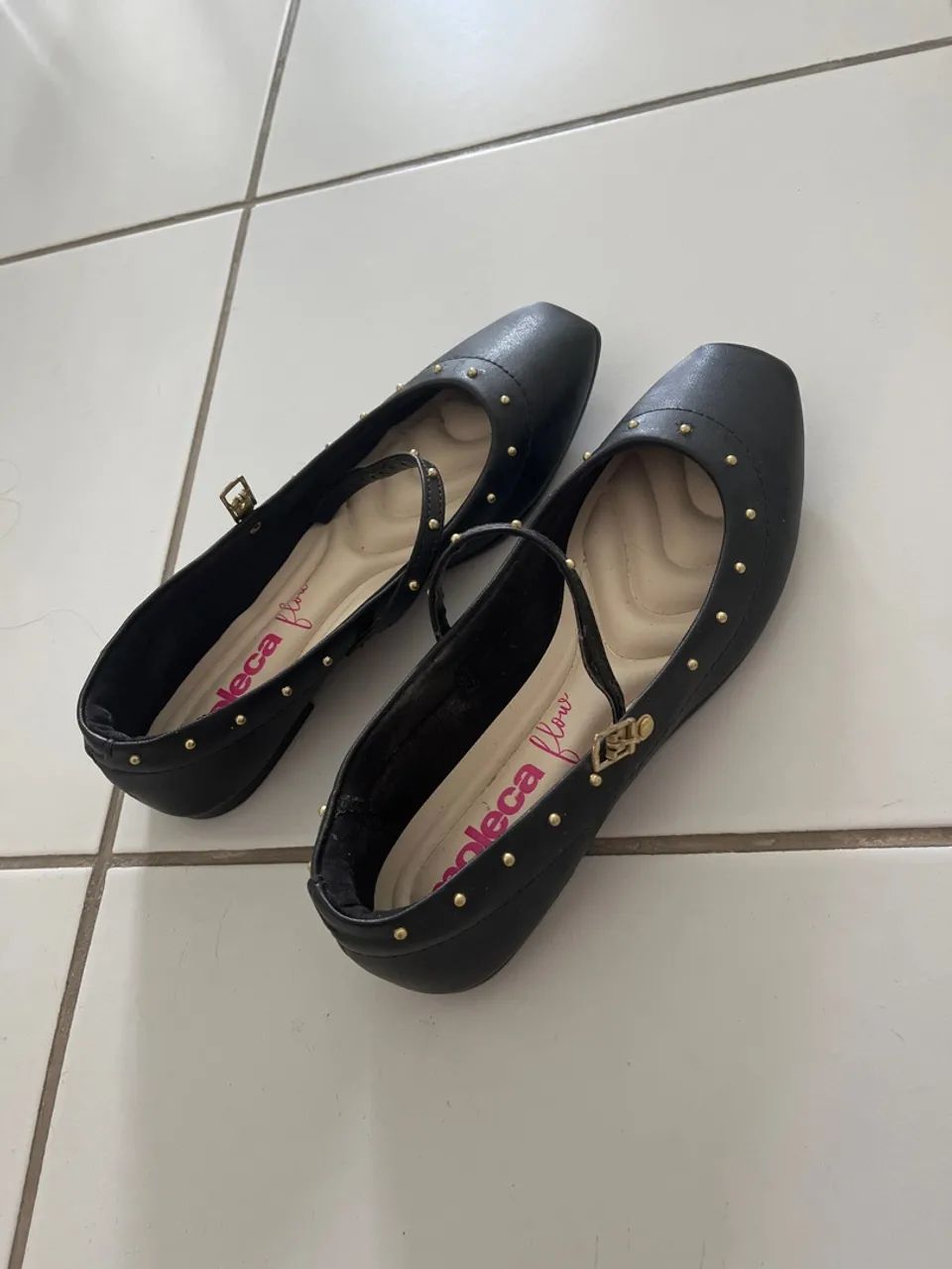 Sapatilha Preta com Detalhes Dourados - Foto 2