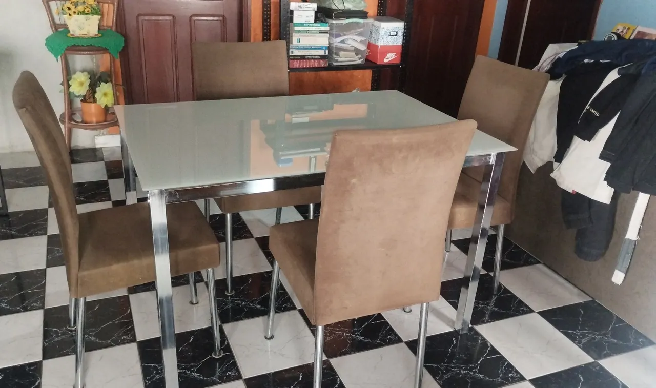 Conjunto de mesa de jantar com 4 cadeiras 1.20x80/75alt.