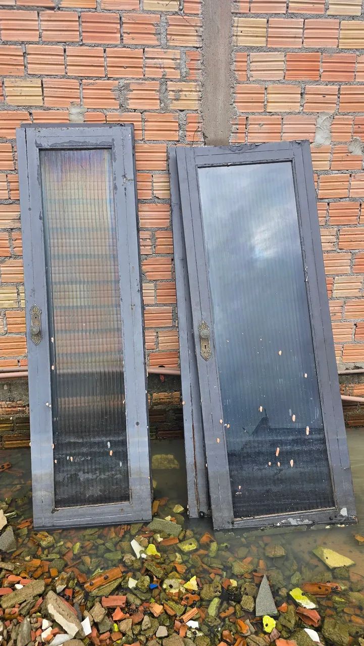 Portas de ferro com vidros para segurança residencial