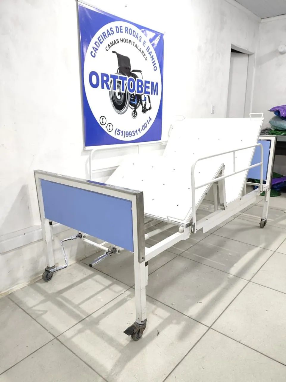 Cama Hospitalar 2 Manivelas com Colchão Impermeável e Travesseiro Guardas laterais  - Foto 4