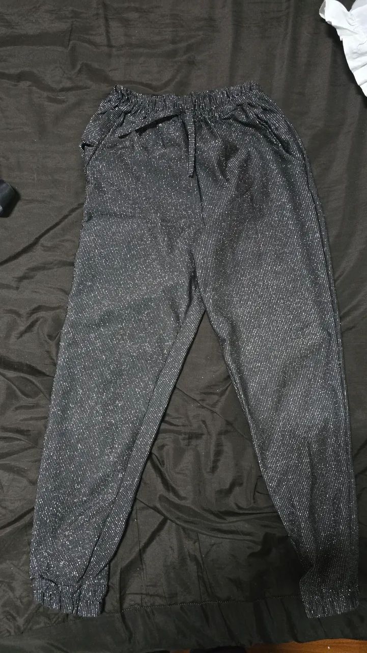 Calça jogger meia canela com brilho
