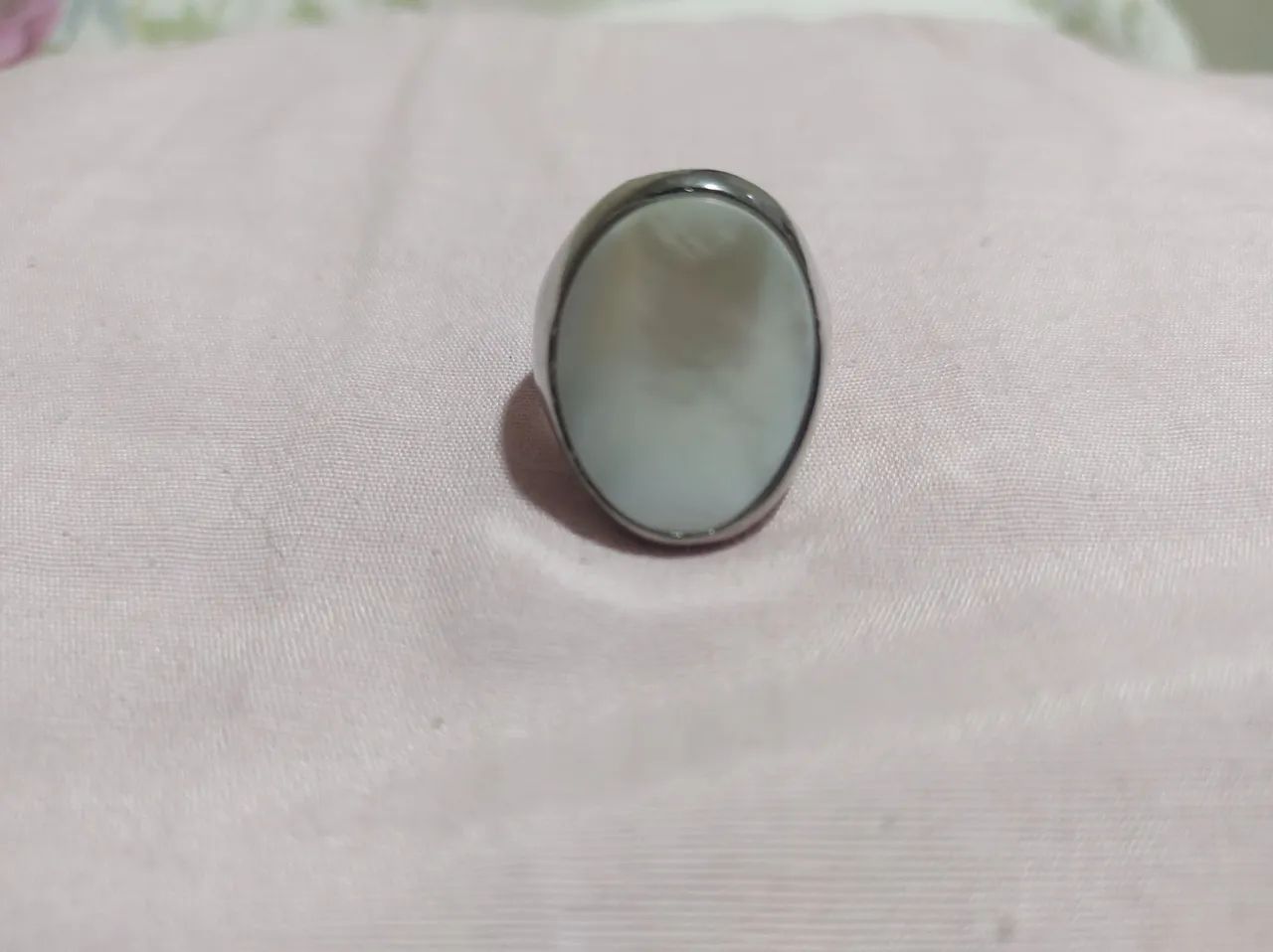 Anel de bijuteria com madrepérola