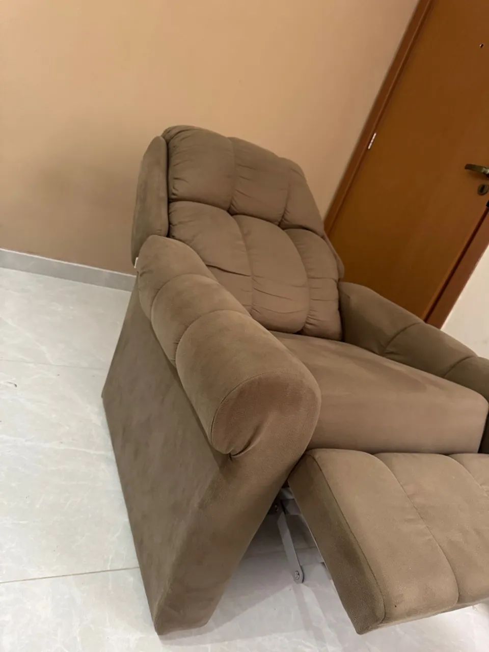 Poltrona Reclinável Suede Herval - Nova, apenas 30 dias de uso! - Foto 4