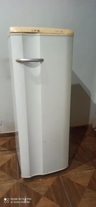 Geladeira antiga em ótimo estado