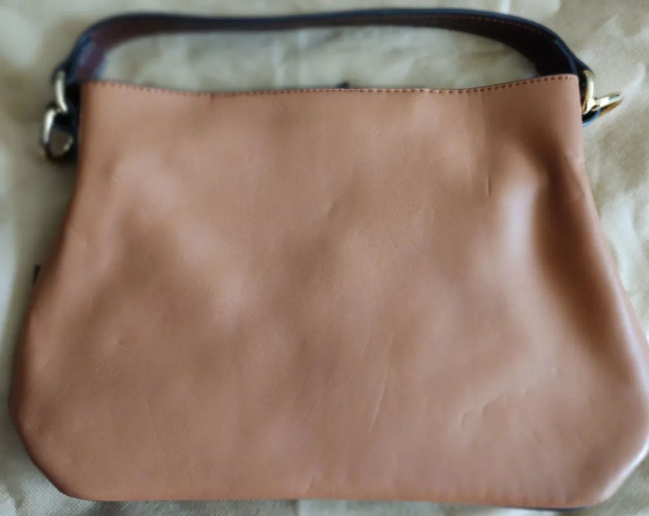 Bolsa de Ombro em Couro Sintético - Elegância e Estilo - Foto 2