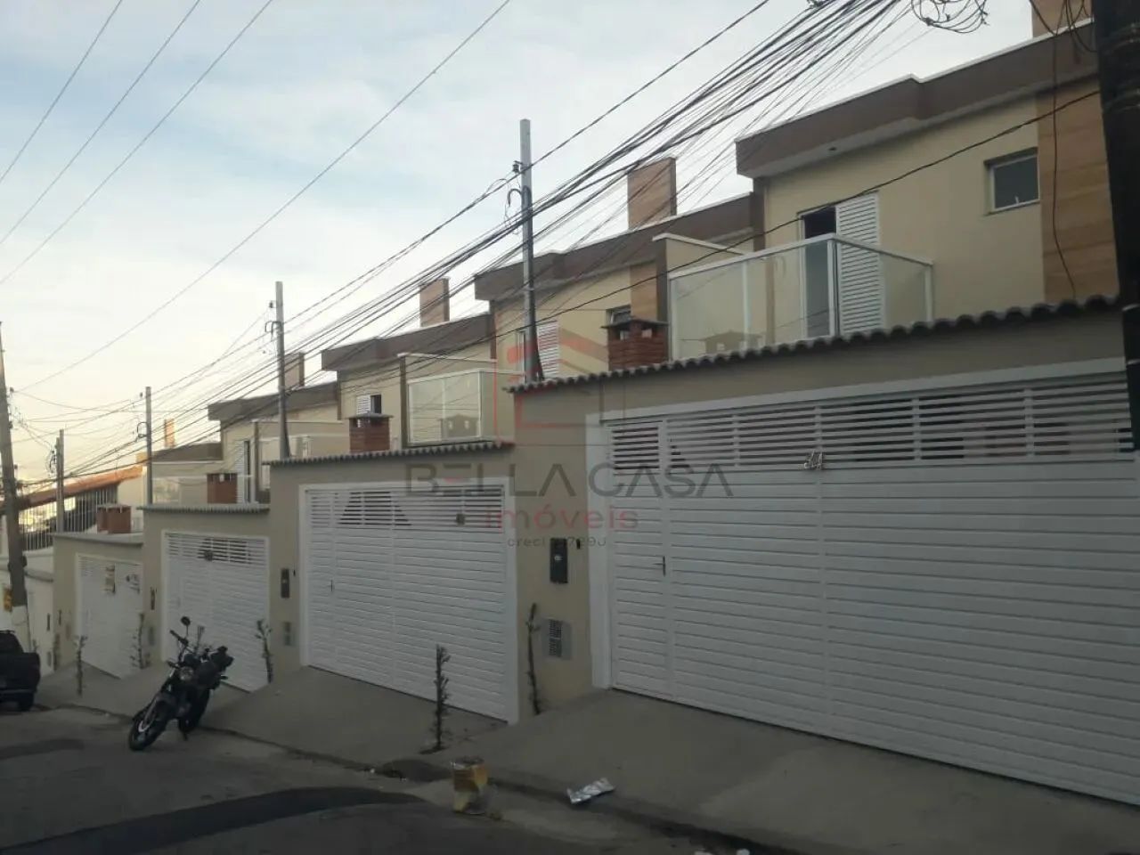 Sobrado com 03 dormitórios com 01 suítes com sacadas, sala, cozinha americana, lavanderia  - Foto 3