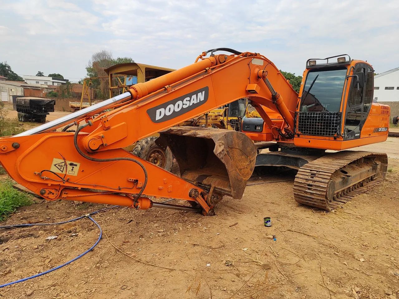 Escavadeira doosan DX 225 aceito troca 