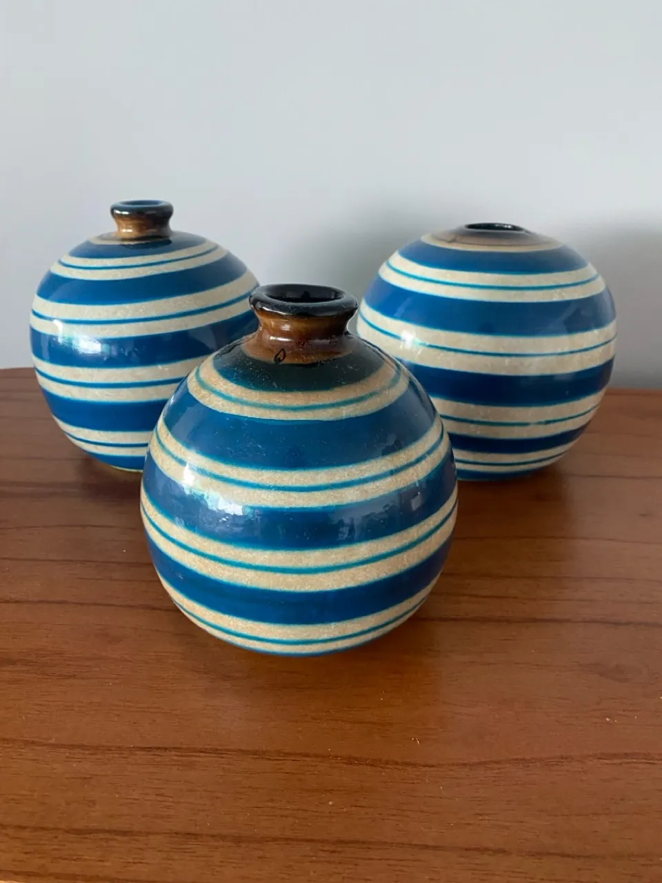 Vasos Decorativos em Cerâmica Listrados Azuis e Brancos