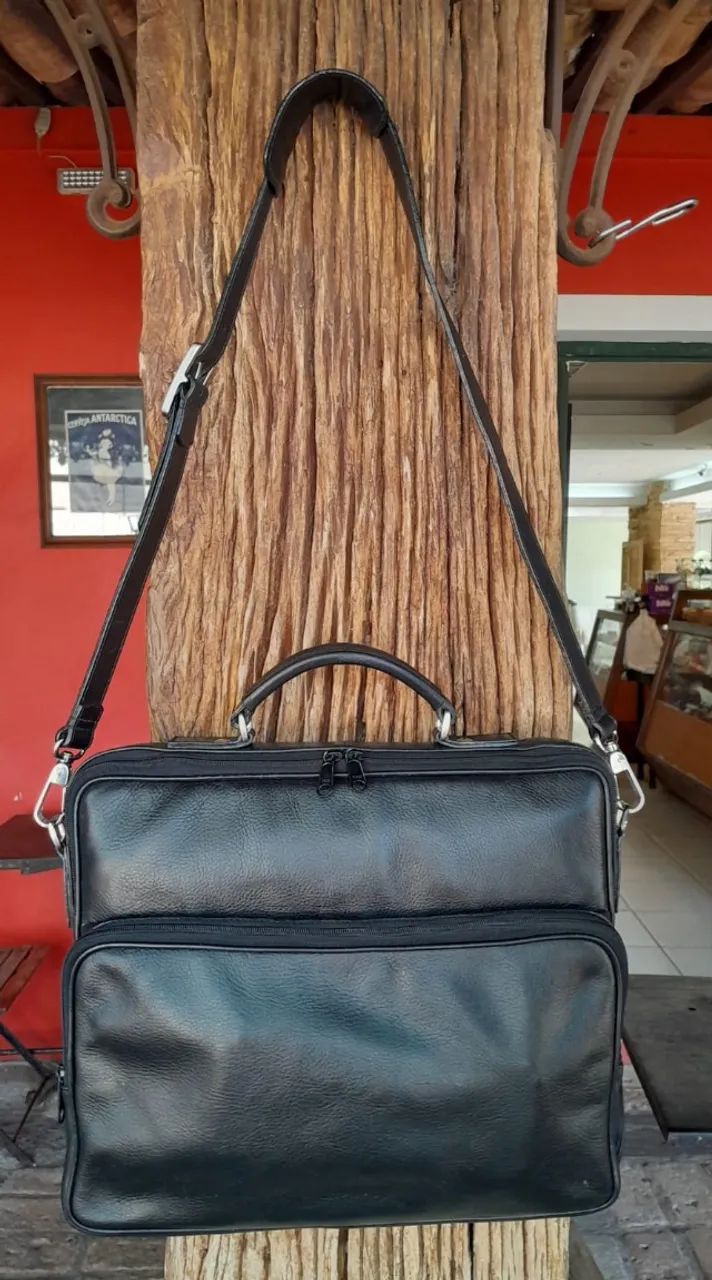 Maleta executiva, em couro natural, de fabricação gaúcha. 