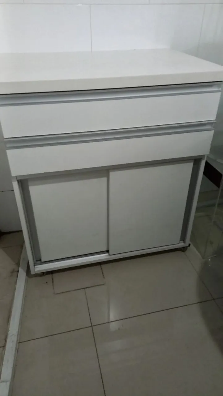 Armário com duas gavetas e portas deslizantes.