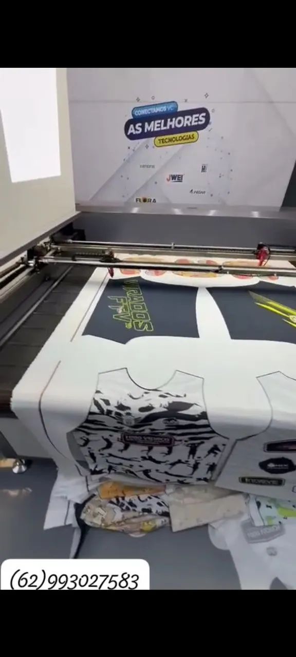 Máquina de corte a laser para tecido com 2 bicos.