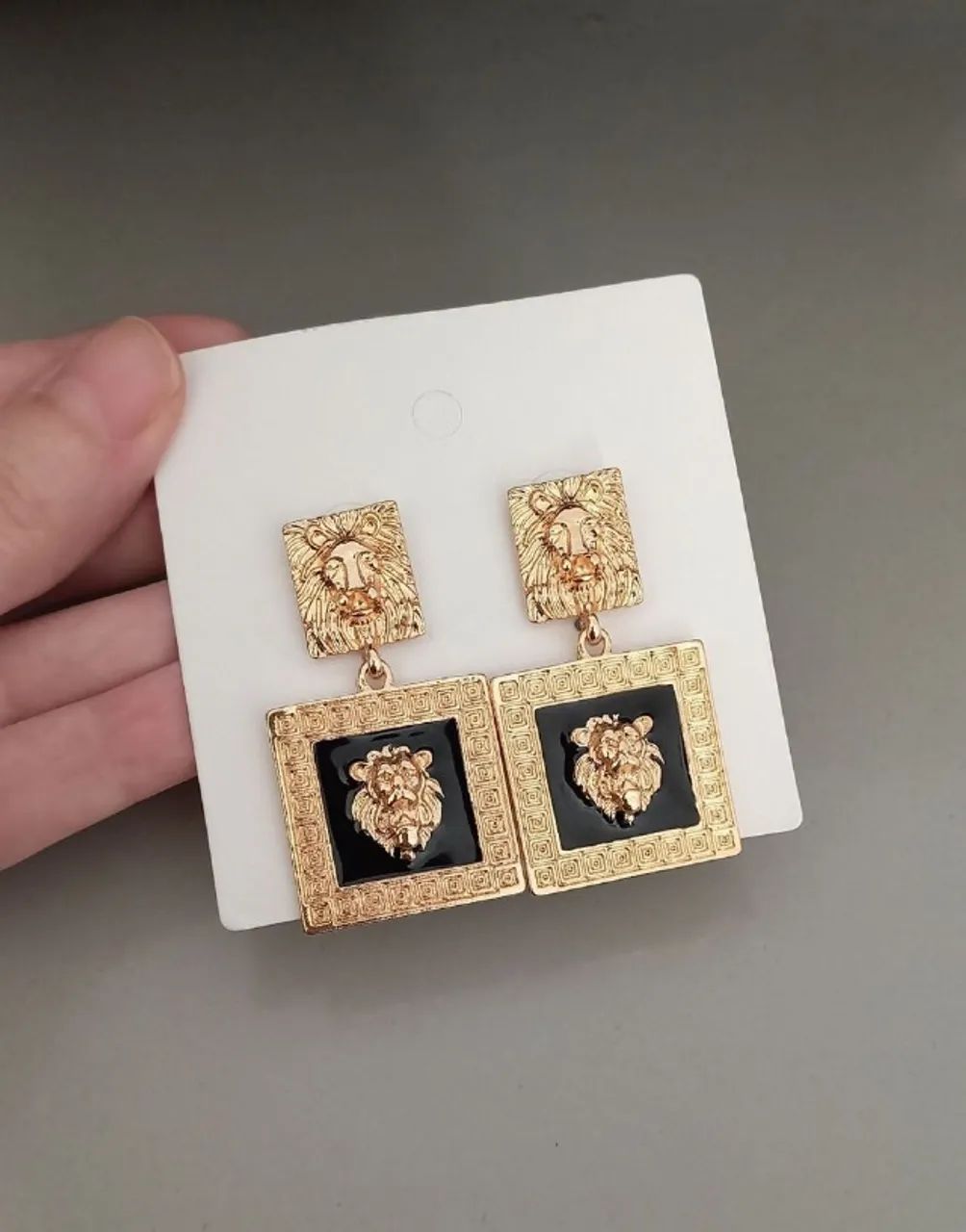 Brinco de Leão Quadrado Dourado (novo) - Foto 4