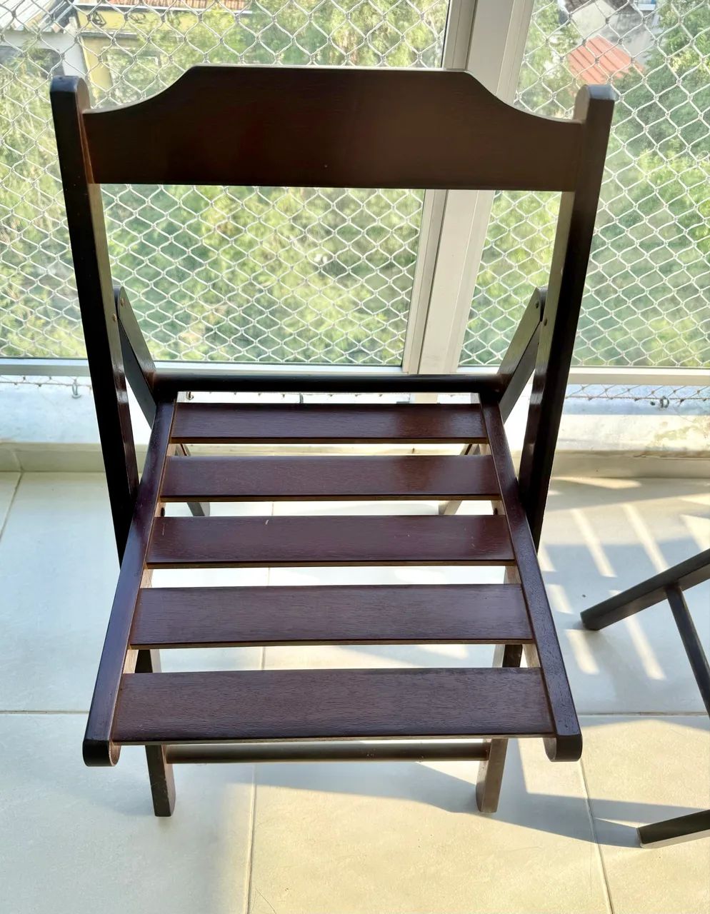Conjunto de mesa com 4 cadeiras dobráveis em madeira  - Foto 5