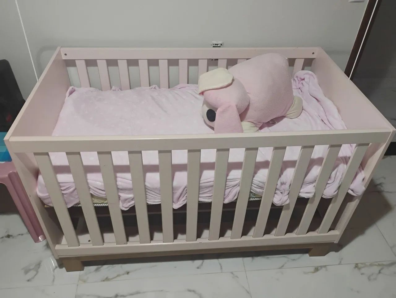 Berço que vira cama, cor rosa + colchão.