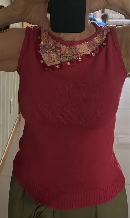 Blusa Feminina na cor fúcsia com Detalhes em Pedrarias