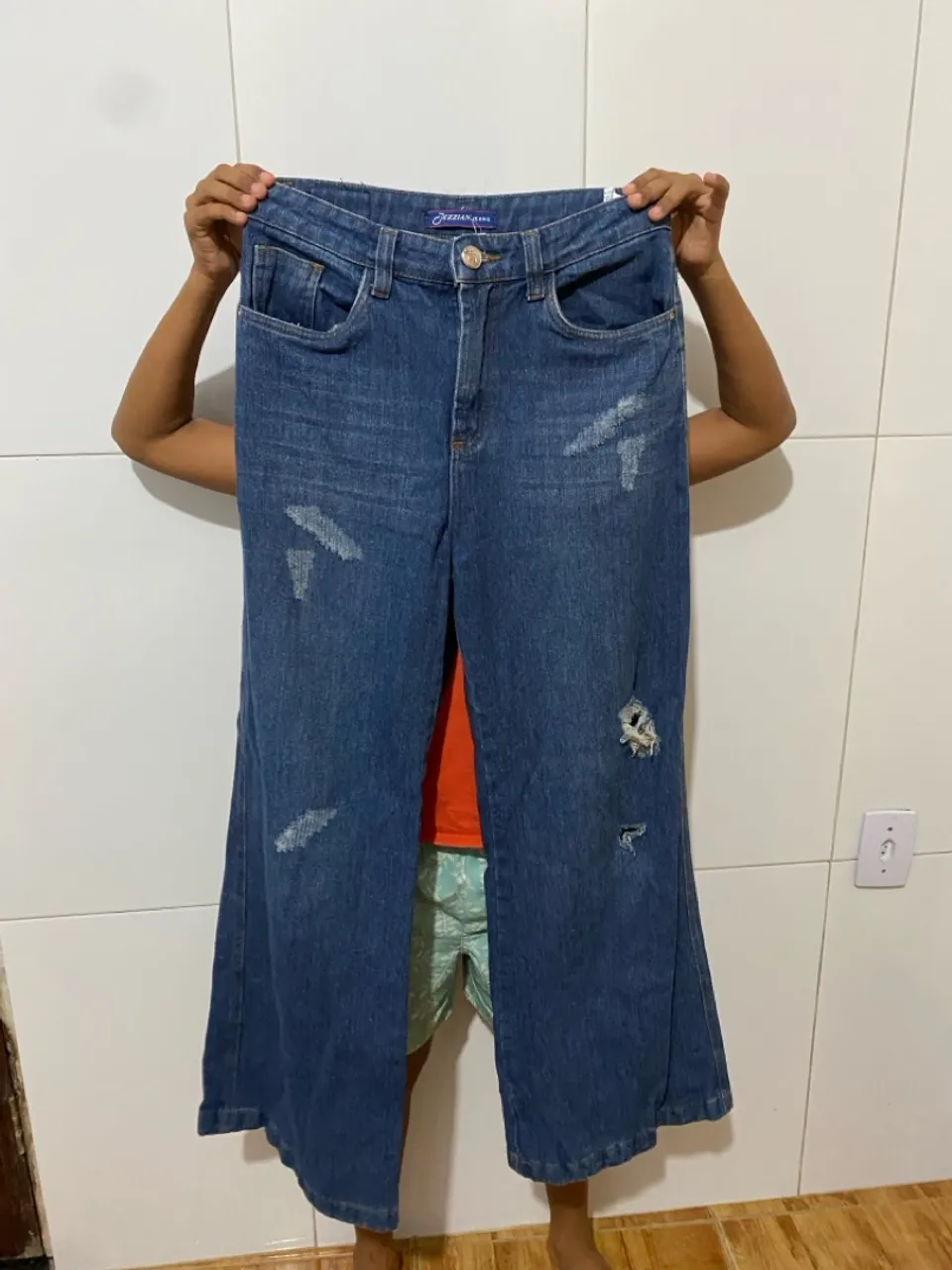 Calça Jeans Flare com Detalhes Desfiados
