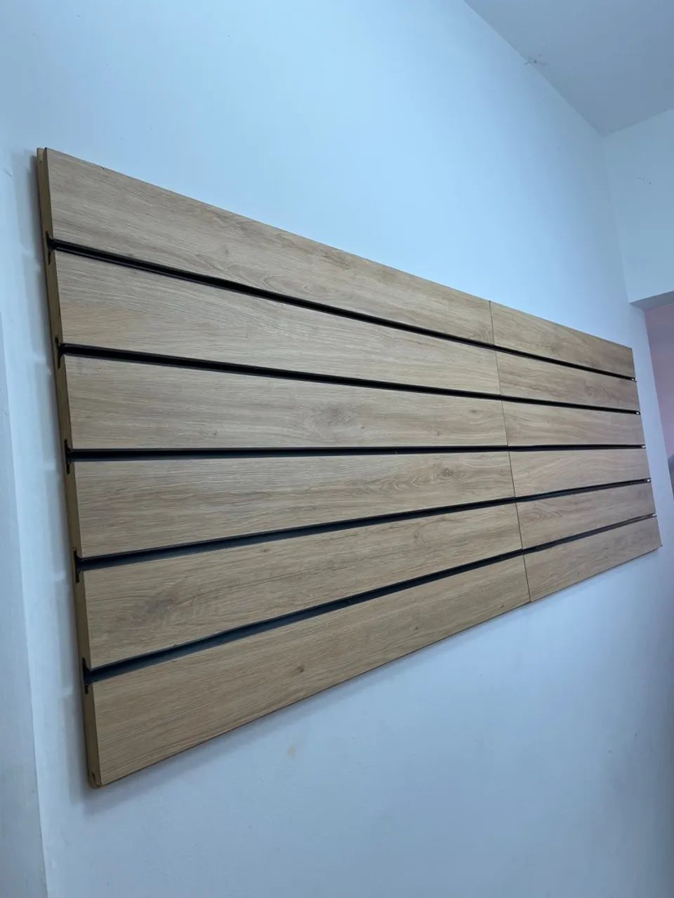Painel ripado de madeira para loja