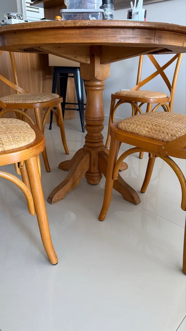 Conjunto de mesa com cadeiras.64305476210051121
