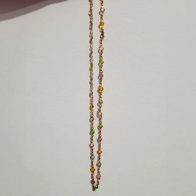 Colar dourado com pedrinhas coloridas - Foto 3