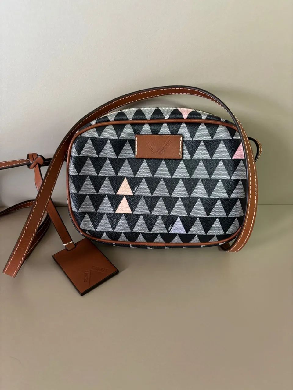 Bolsa Schutz com estampa geométrica