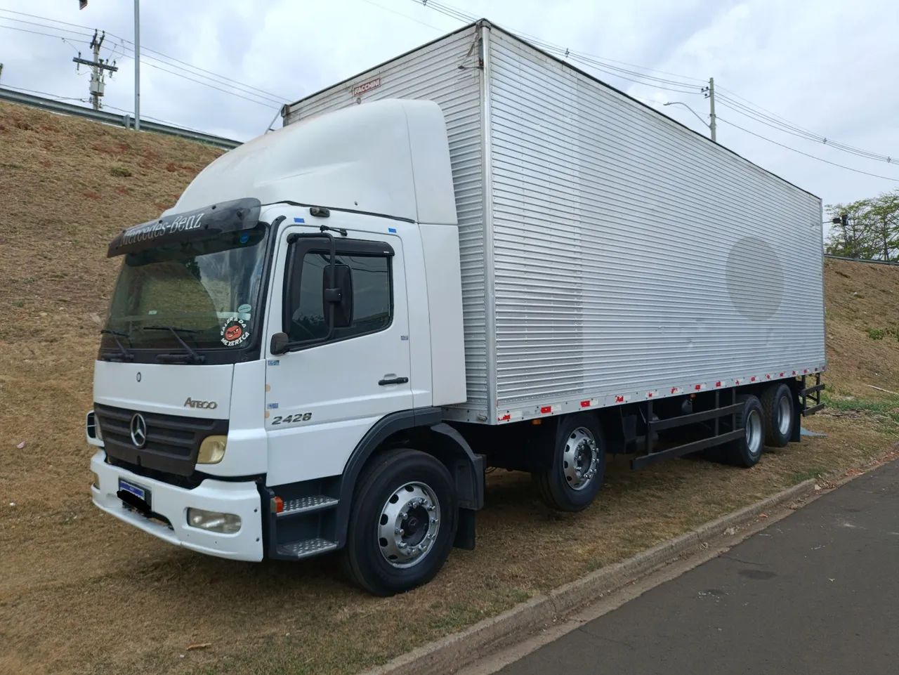 MB Atego 2428 BITRUCK 2011 baú de 9,50