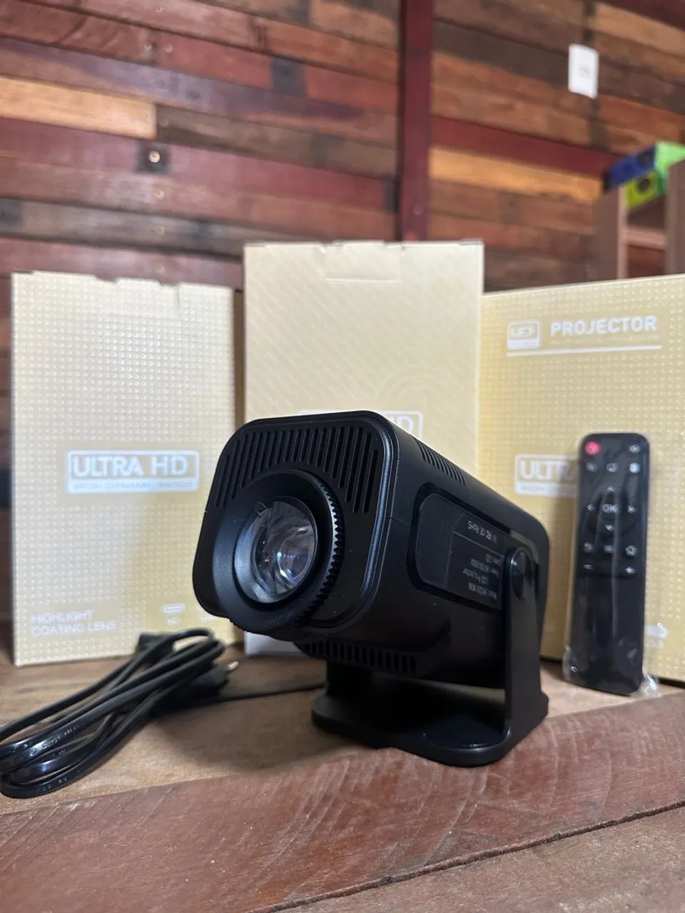 Projetor LED Ultra 320B compacto HD com Lente de Alta Qualidade