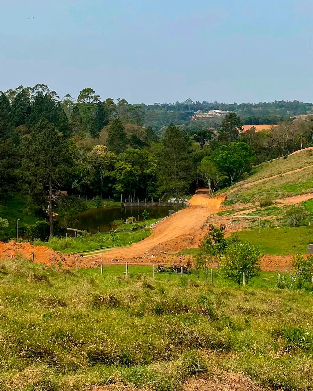 Terreno 500m² em Área Arborizada de Ibiúna-SP com Lago e Infraestrutura Completa - Foto 3