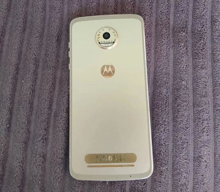 Aparelhos iPhone 8 e moto z2 play  - Foto 3