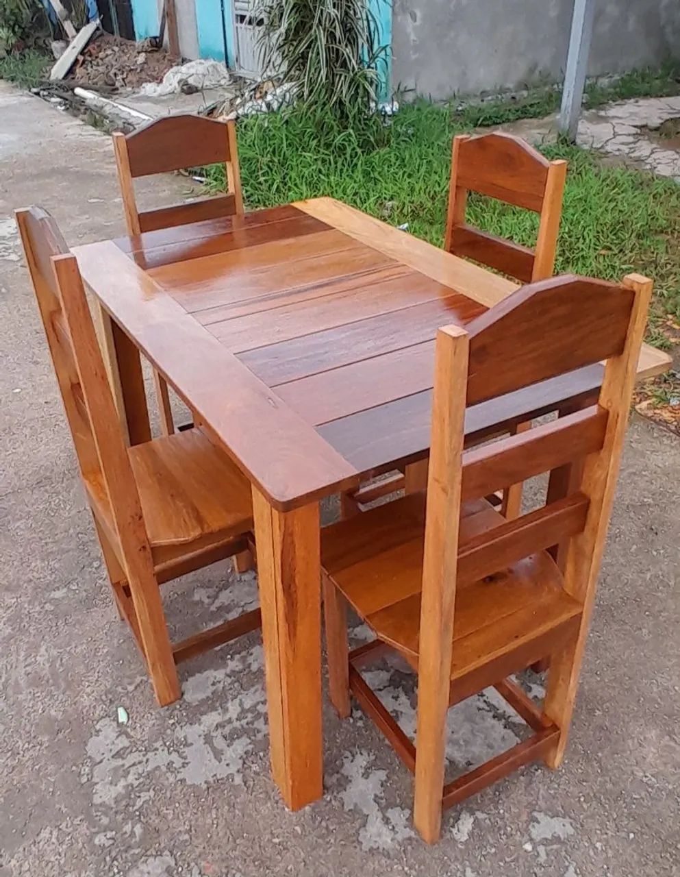 Mesa de Madeira Com 4 Cadeiras 