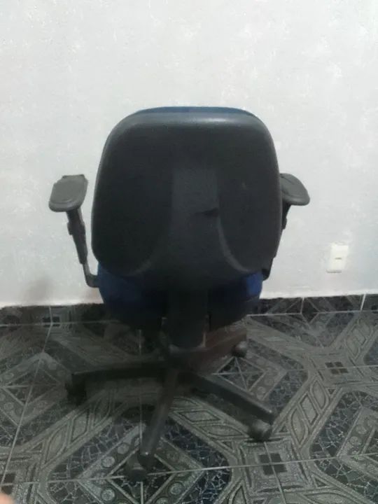 Cadeira Escritório Giratória com Rodinhas. - Foto 5