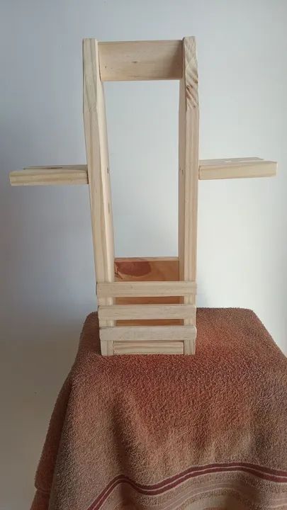 Prateleira de madeira rústica para decoraçã Para vinho e 2 taças  de madeira pinuso