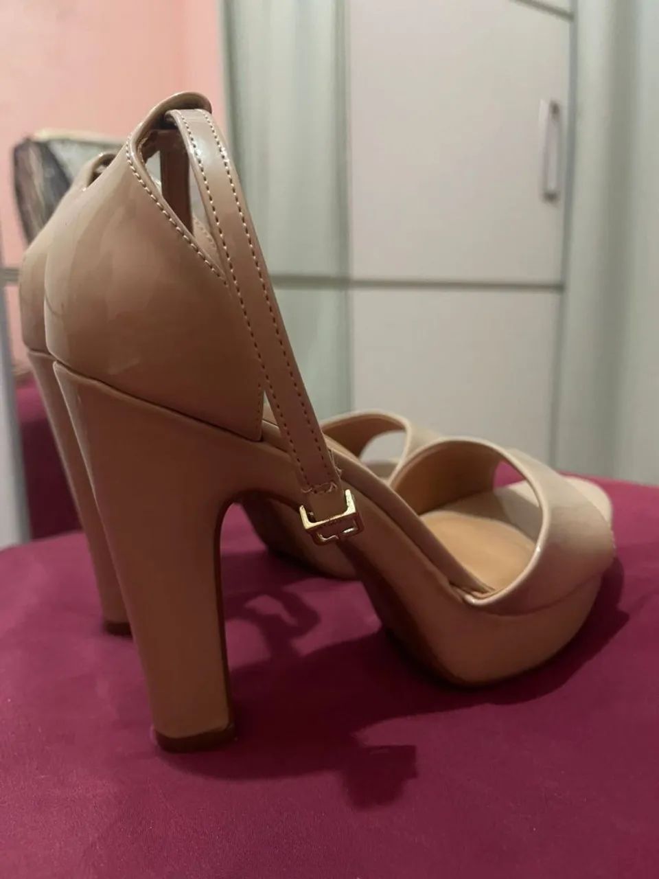 Sapato alto novo nunca usado.