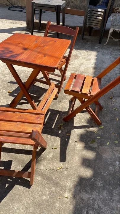 Conjunto de Mesa e Cadeiras de Madeira Dobrável