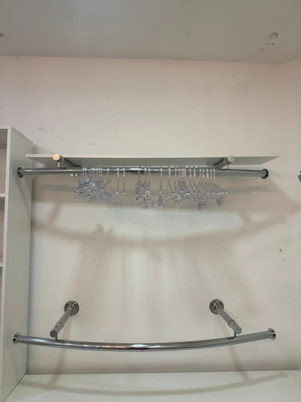 Cabideiro de parede para loja