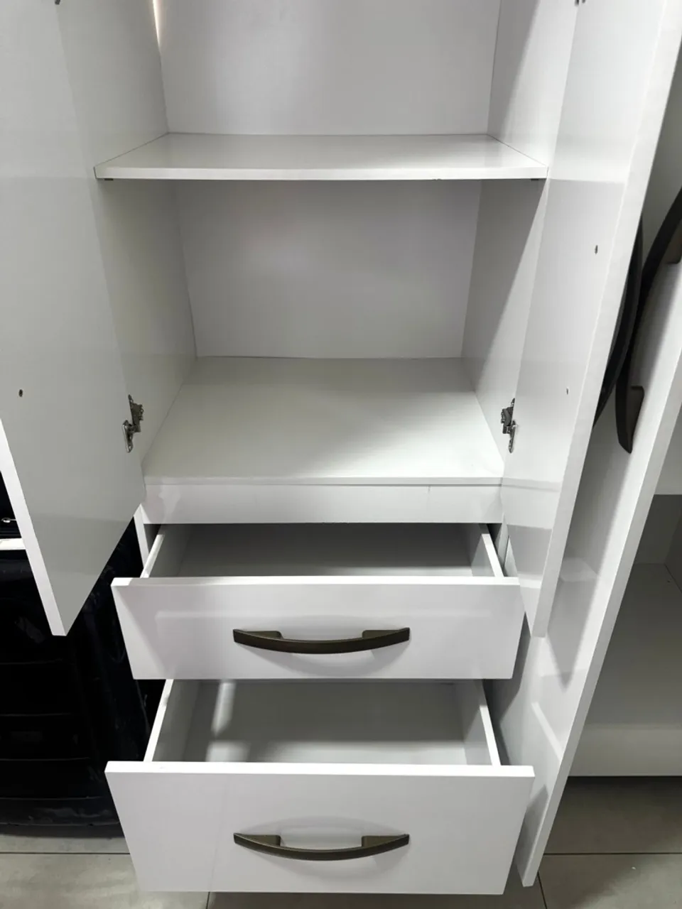 Guarda-Roupa Branco com Gavetas