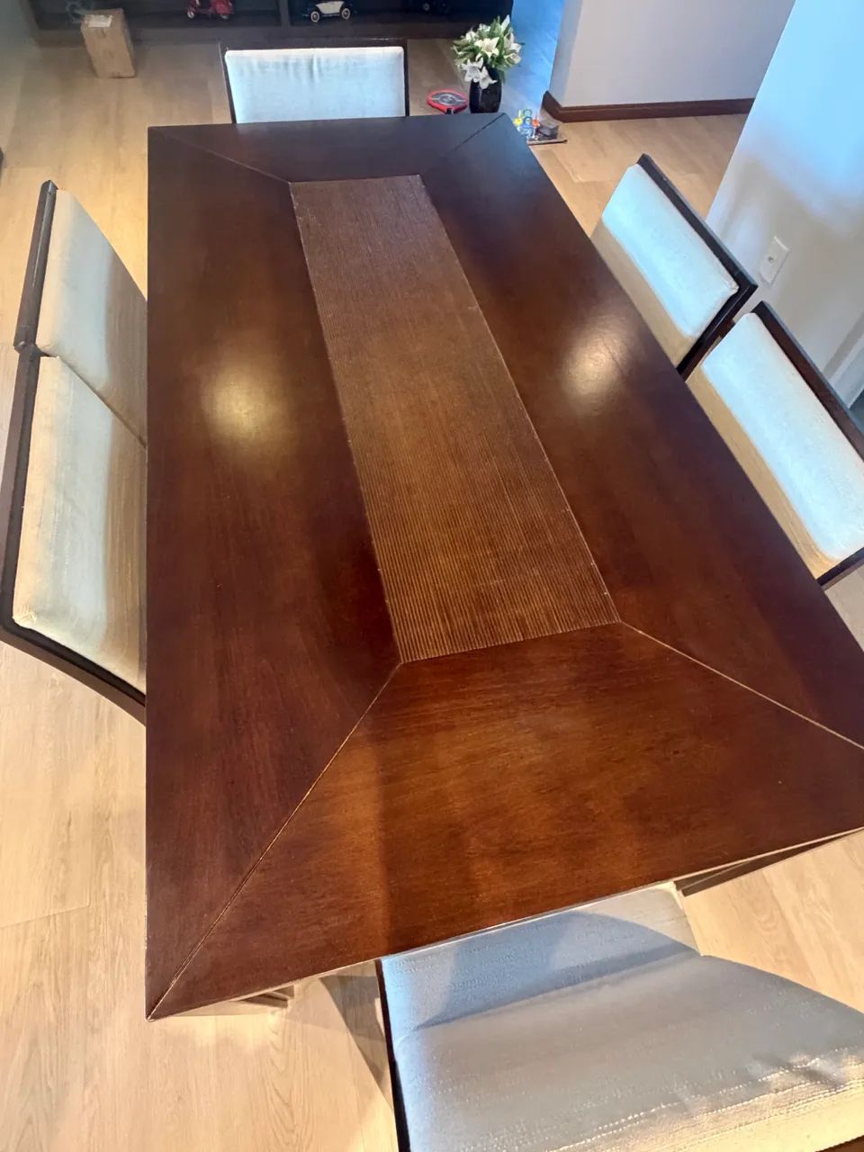 Mesa de madeira com 6 cadeiras e aparador - Foto 5
