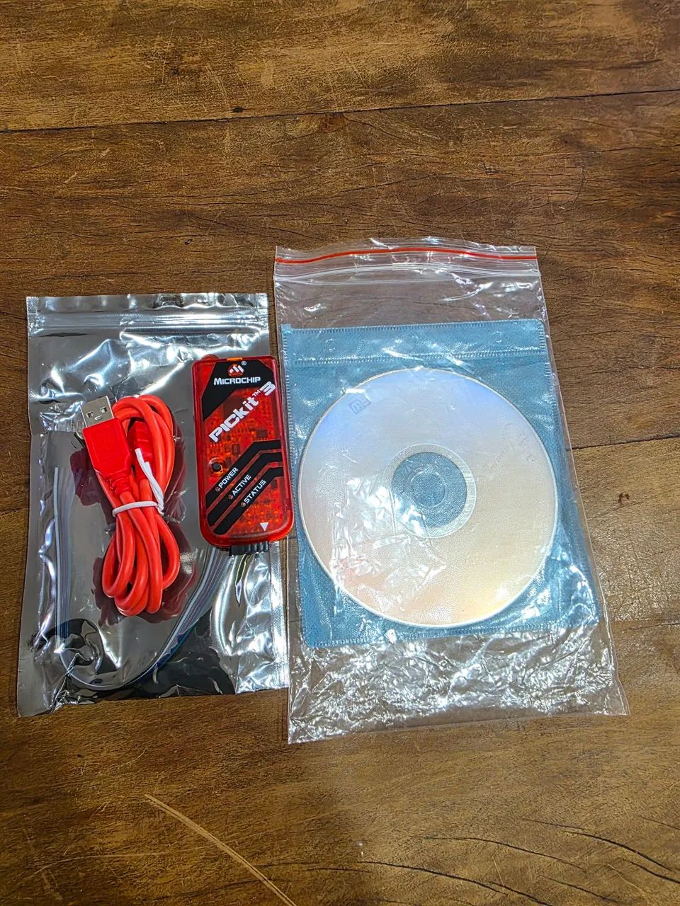 Programador/Depurador PICkit 3 da Microchip.