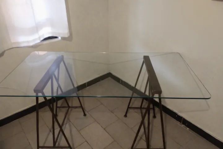 Mesa / Escrivaninha de Vidro com Cavalete de Ferro (1,40m x 0,70m)