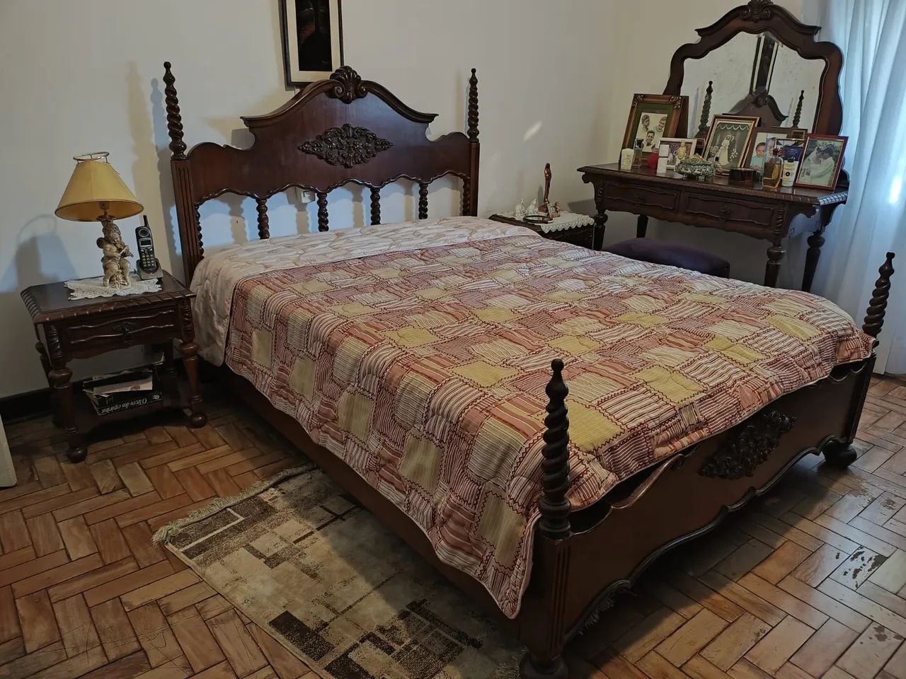 Cama de casal imbuia antiga com colchão e 02 criados mudo!