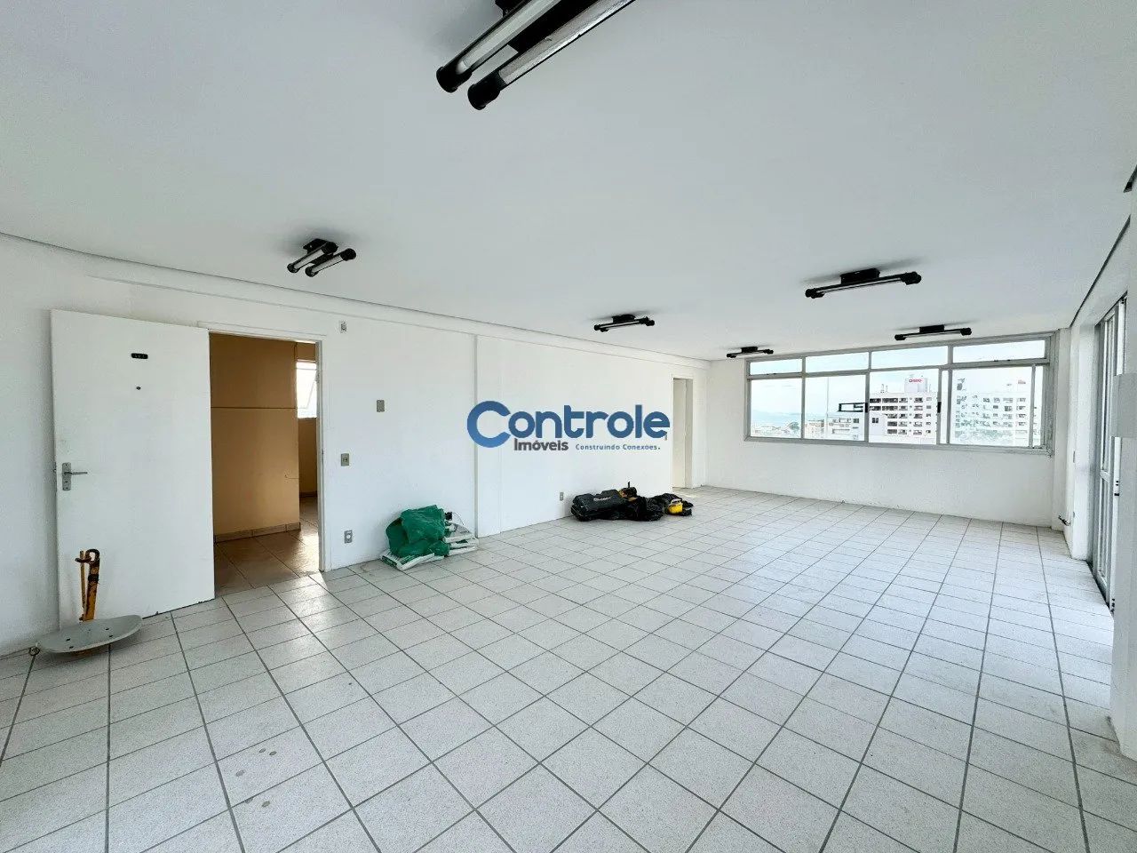 Sala comercial com grande terraço localizada no bairro Estreito - Florianópolis - Foto 2