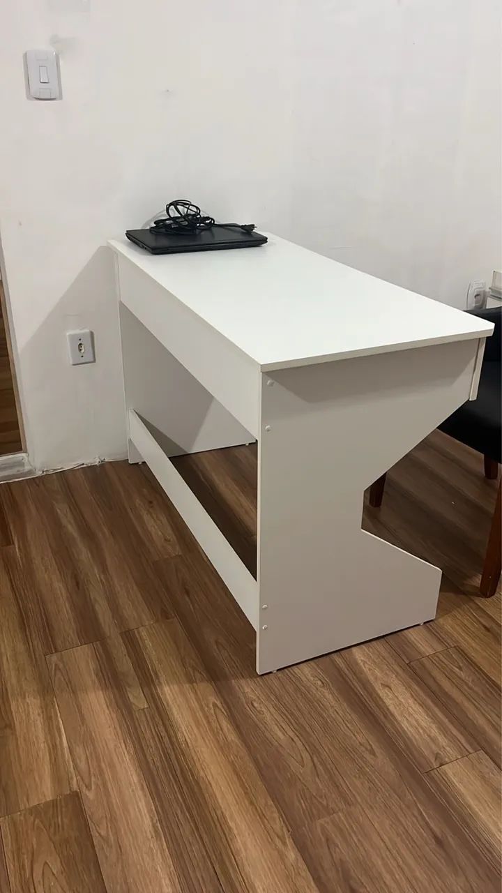 Mesa de escritório com gaveta