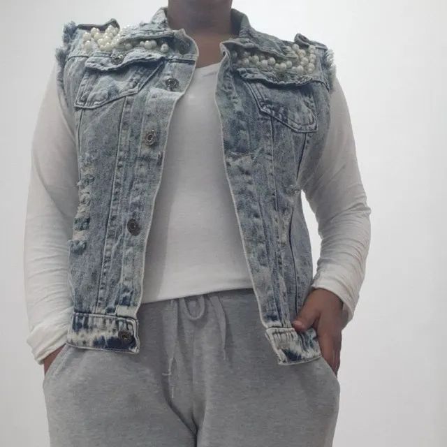 colete jeans com aplicação de perolas da bluelover - Foto 4