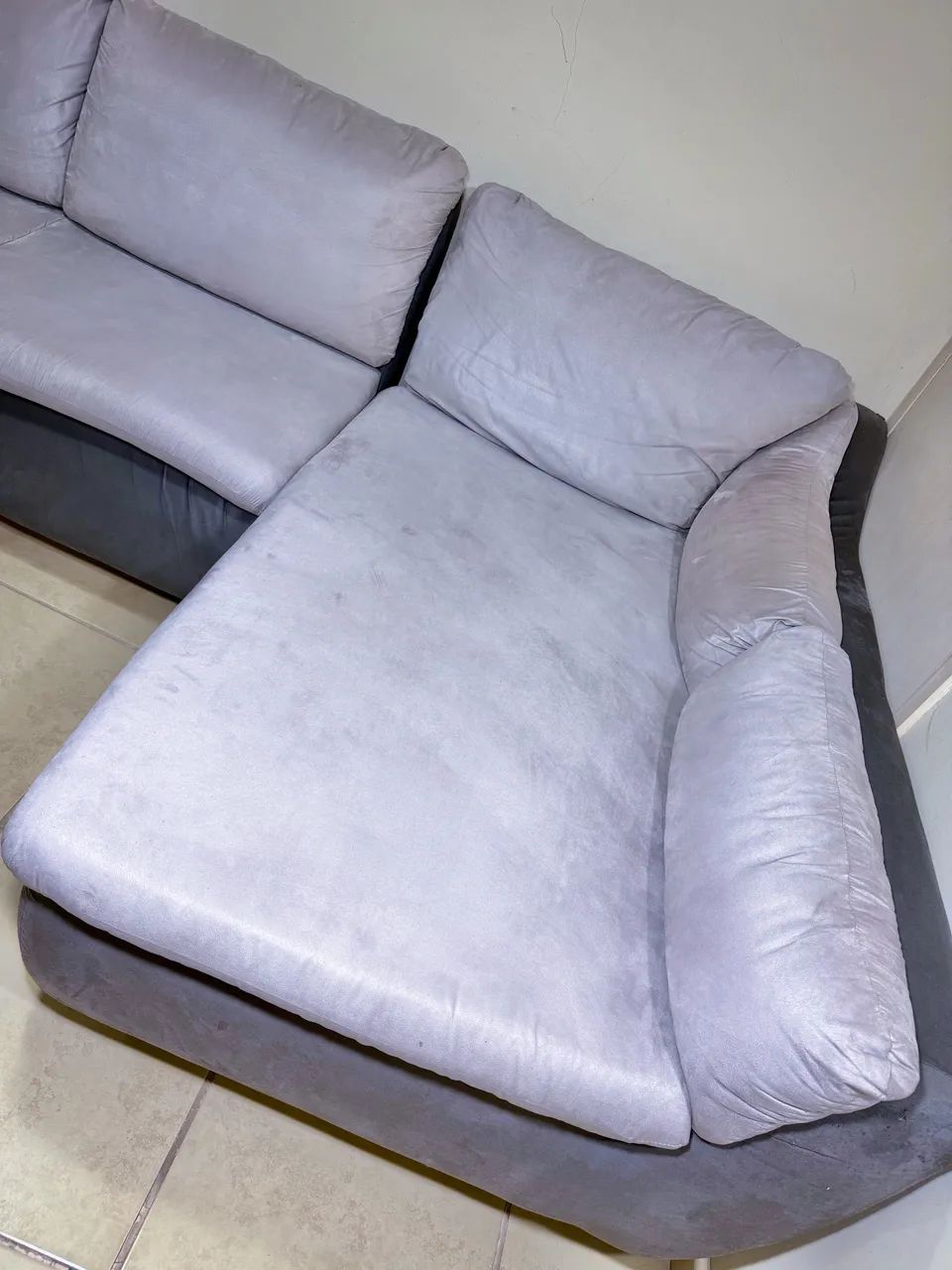 Sofá de Canto em L Suede Liso Cinza Claro - 2,70m x 1,60m - Sem Avarias - Foto 2