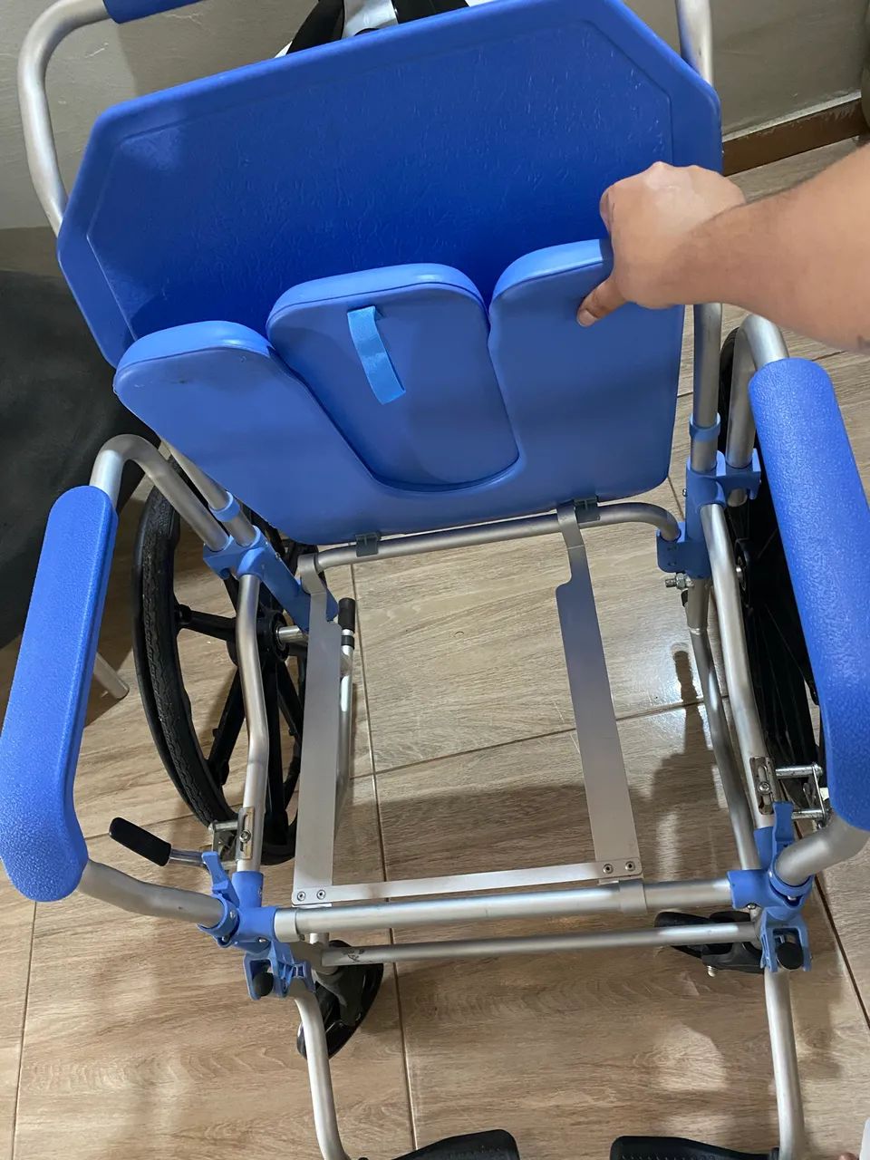 Cadeira de Banho 150kg Com Aro Propulsão Alumínio Dellamed - Foto 5